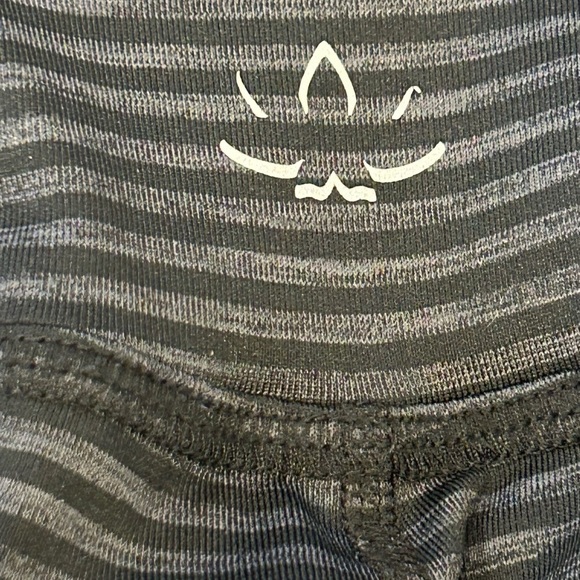 BEYOND YOGA GRAY BLACK STRIPED LEGGINGS, SIZE S - Picture 5 of 9